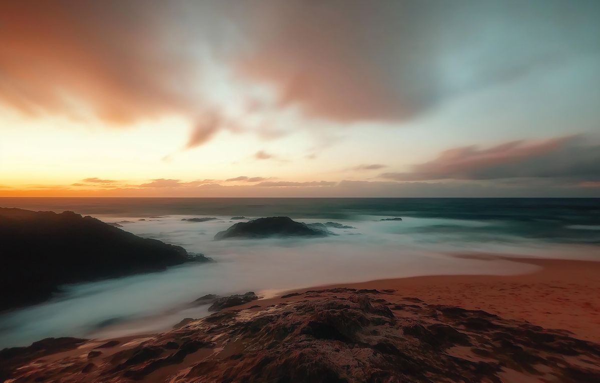 Vista aérea de la costa al atardecer