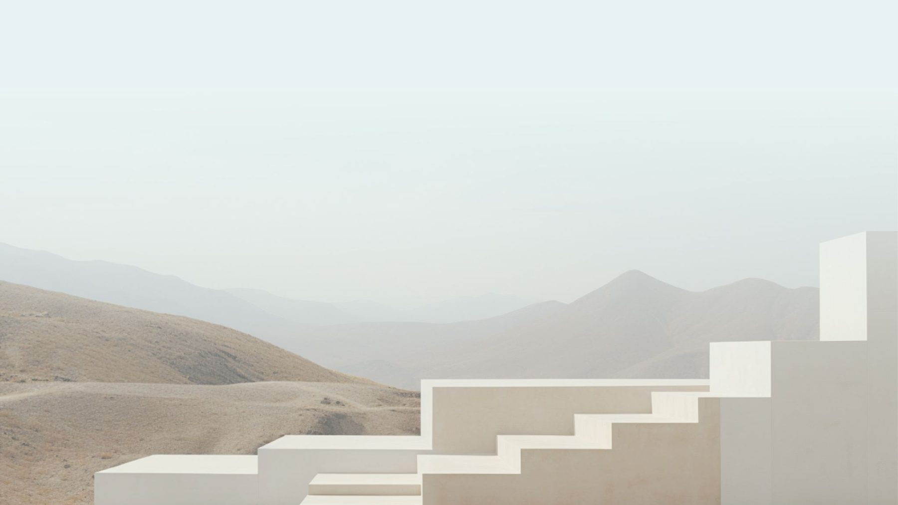 Escalones de arquitectura minimalista en el desierto