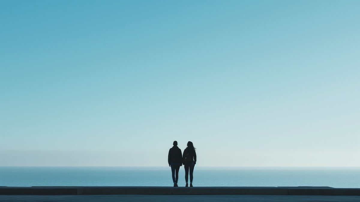 Dos personas frente al horizonte del mar